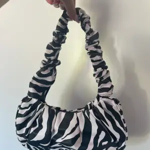 Zebra mönster väska  Ganska liten väska 