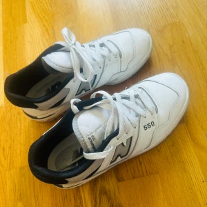 Newbalane 550 unisex - Bra skick, används bara några dagar. Ser ut helt nya . Storlek 40