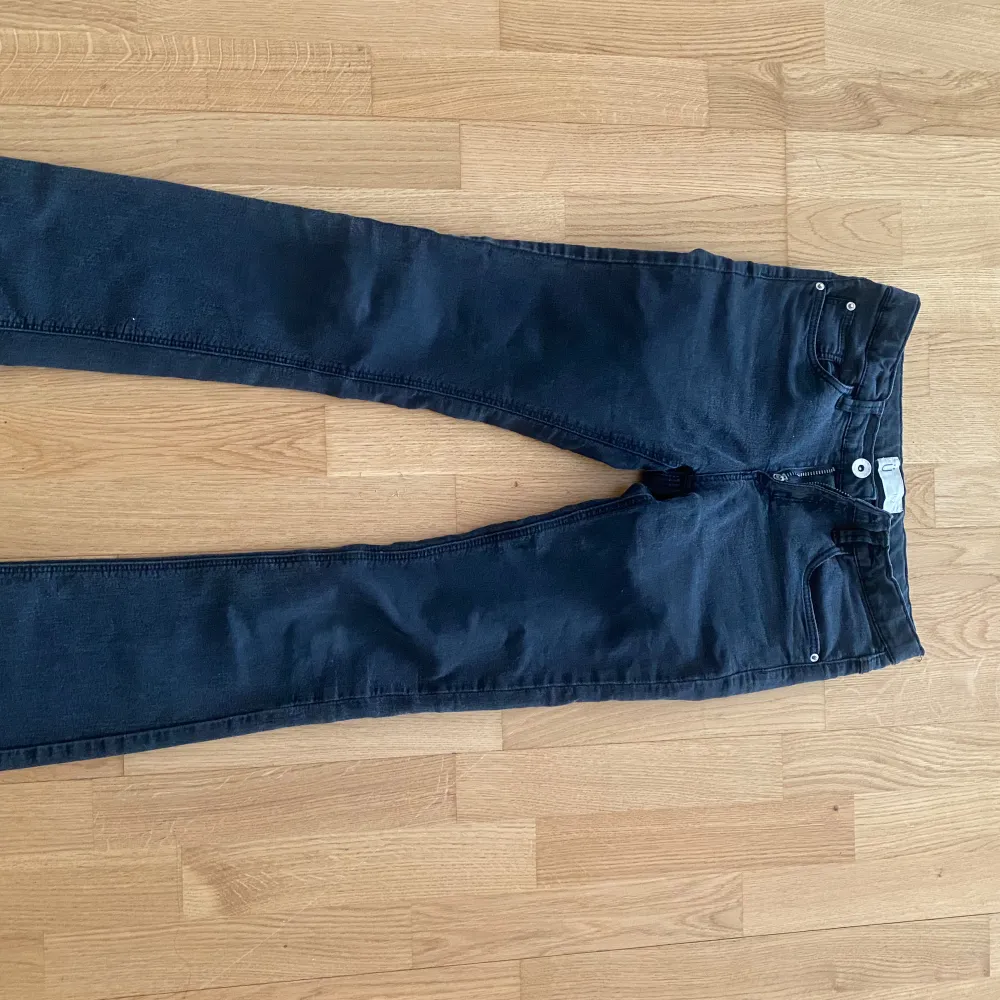 Super fina bootcut jeans från Kappahl💕 Perfekt om du har Stockholmstil 😍 Storlek: 152 Skick: Mycket bra  Rensar mitt garderob just nu, kolla gärna in! 💘 Skickar direkt imorgon efter att du har köpt 💘 . Jeans & Byxor.