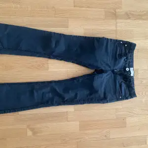 Super fina bootcut jeans från Kappahl💕 Perfekt om du har Stockholmstil 😍 Storlek: 152 Skick: Mycket bra  Rensar mitt garderob just nu, kolla gärna in! 💘 Skickar direkt imorgon efter att du har köpt 💘 