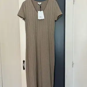 Säljer denna superfina långklänning, helt ny med prislapp kvar🥰