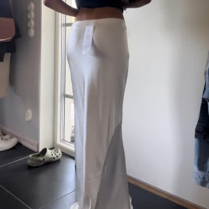 lång satin kjol - Helt ny lång superfin satin kjol! Säljer för att jag beställde två olika storlekar och bestämde mig för den andra då den passade mig bättre 😍🫶🏽💕