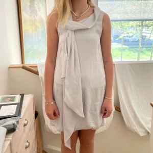 Klänning från ZARA - Jättefin klänning från zara som inte säljs längre. Passar S/M