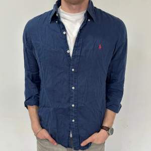 Ralph Lauren linneskjorta i storlek M - Mycket bra skick, 9/10 - Nypris ca 2000, vårt pris 499 - Modellen är 184