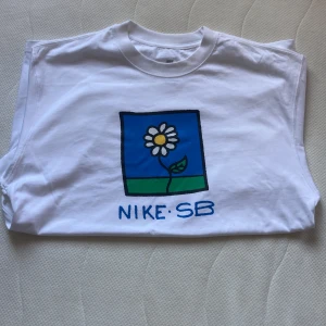 Nike Sb tee Daisy flower graphic  - Ny skick, aldrig använd. Inga fel eller fläckar på den heller. Storlek s men den är Loose fit så den passar också M. Pris förhandlingsbart.