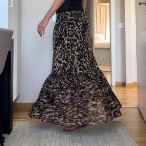 Leopardmönstrad kjol ifrån NA-KD. Har en superfin Volang som detalj och ett resorband i midjan.  Använd fåtal gånger💘