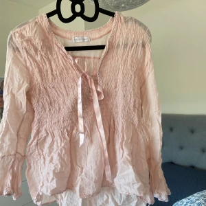 Ljusrosa fin topp  - Ljusrosa fin topp❤️ Den är köpt på Alice By Belle Shoes!   I fint skick stl XS  Märke made by italy🎈  Den är skrynklig på bild men är jättefin efter en strykning❤️🥰