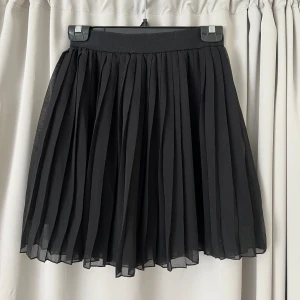 Kort kjol  - Superfin kjol från NA-KD. En söm har släppt, annars hel o fin. Ganska liten i storlek