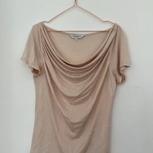 Topp - Topp i beigerosa skönt matrial i storlek s