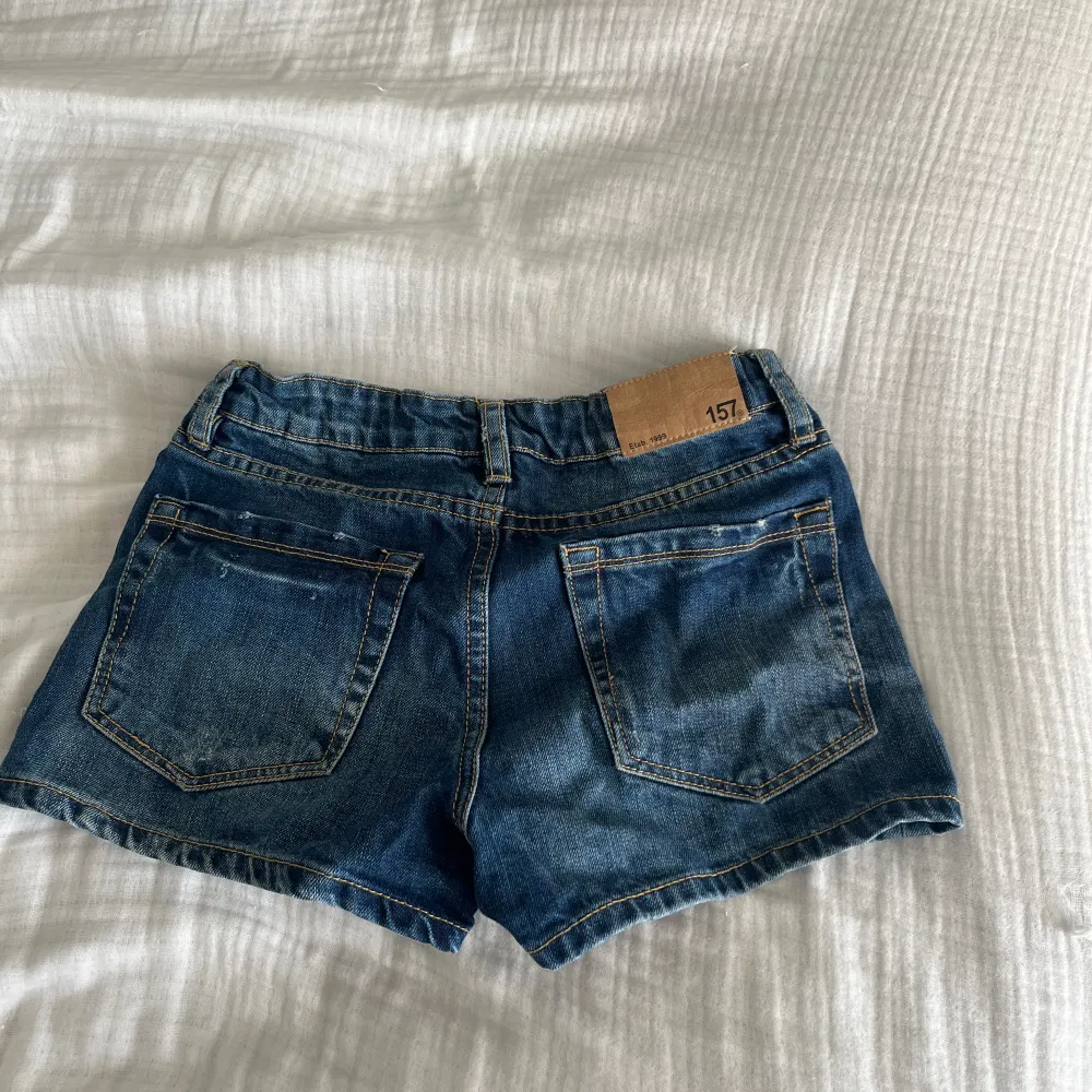 Så snygga mörkblå jeansshorts från lager 157. Älskar dessa men de har tyvärr blivit lite tajta på mig. Skriv för frågor fler bilder eller om du vill köpa💕. Shorts.