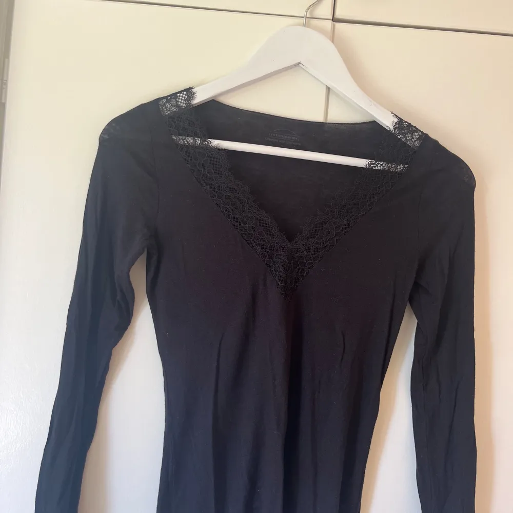 Fin svart spets tröja från intimissimi. Använd två gånger så i super bra skick!💞köpt på Zalando för 559kr. Tröjor & Koftor.