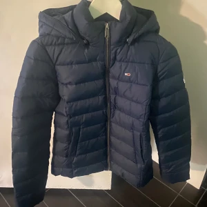 Tommy Hilfiger Jacka - Nypris: 2500 kr Helt nyskick! Missade returdatumet  Storlek: XS