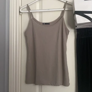 Linne  - Säljer detta helt oanvända linne från zara, storlek M💋