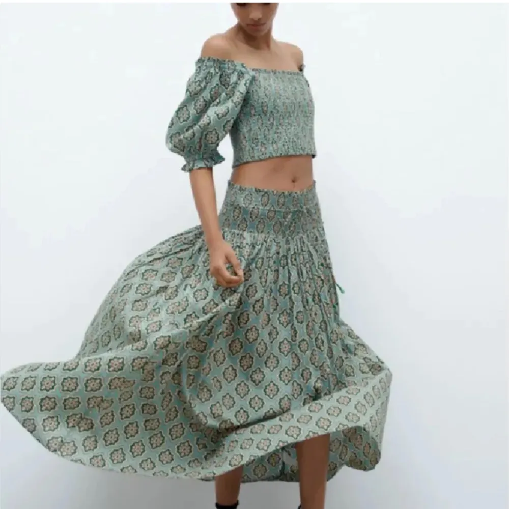 Så fin kjol från zara som tyvärr är för stor för mig. Fint skick❤️ köp för 499kr vid snabb affär. Kjolar.