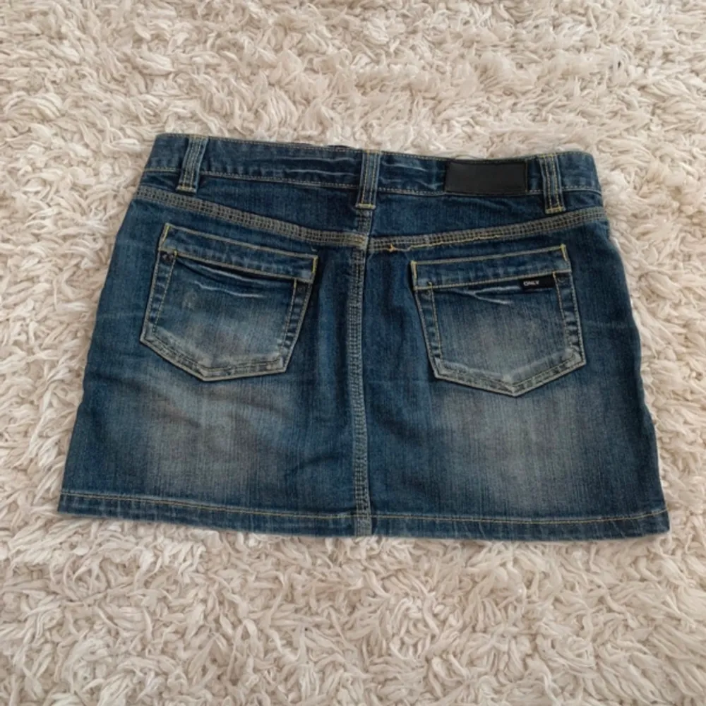 Lågmidjad jeans kjol från ONLY. Pris kan diskuteras vid snabbköp, tveka inte att skriva! . Kjolar.