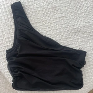 Nakd topp - Superfin topp med en ärm i mesh 