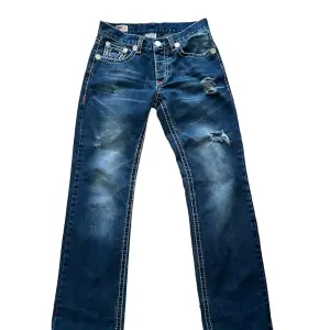 jätte snygga jeans med super bra kvalitet! har 2 styckna hål på framsidan. MADE IN USA 🇺🇸 