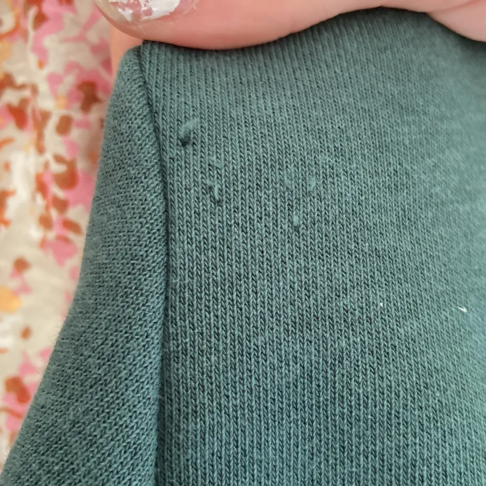 Jättefin mörkgrön adidas hoodie som tyvärr blivit för liten, i jättefint skick har endast ett litet märke som inte syns på. . Hoodies.