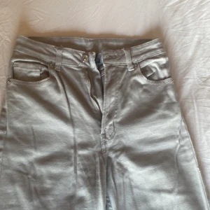 Jeans  - Säljer dessa high waist jeans då dom är för små för mig, köpta på hm och de är knappt använda. Storlek 34  Midjemått: 34cm och Innerbenslängd: 83 cm 