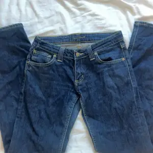 Bra nästan helt oanvända lågmidjade denimbrirds jeans i storlek xs/xss 