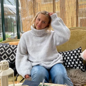 Stickad tröja  - Super mysig stickad tröja med krage (inte alls sticksig vilket jag är känslig för) super gosig i bra kvalitet 