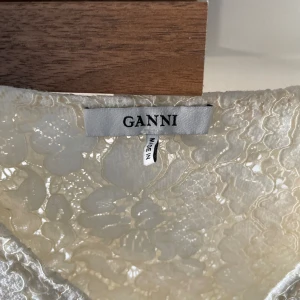 GANNI Blus - Blus i spets från GANNI i en krämvit färg 🤍