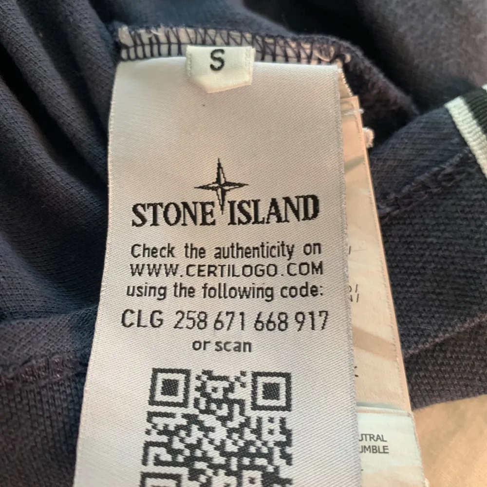 Säljer denna riktigt feta stone island pikén som är i väldigt bra skick. Ord pris: 2000 mitt pris: 499. För minsta funderingar hör av dig👍🏻. T-shirts.