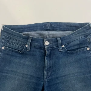 Lågmidjade bootcut jeasn  - Fina lågmidjade jeans! Skulle säga att de passar 36-38 ❤️