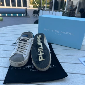 Philippe model skor - Säljer nu mina riktigt feta Philippe model skor som är slutsålt överallt!! Skorna är i 8-10 skick och har mycket kvar att ge. Allt og finns, kvitto finns storlek 42 men kan passa 43!!