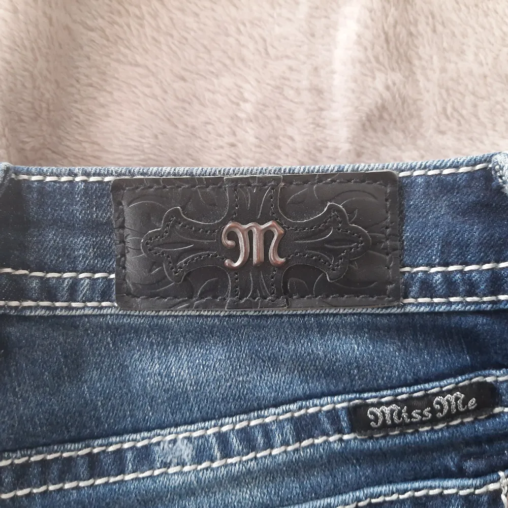 Säljer nu mina helt oanvända miss me jeans i storlek W27. Ordinarie pris kring 1500 mitt pris 650 kan diskuteras. För mer bilder och info hör gärna av er.❤️. Jeans & Byxor.