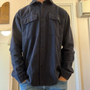 Navy Blue Overshirt - Säljer nu denna Overshirt från Selected Homme, perfekt nu inför sommar. Plagget är helt i nyskick. Hör av vid frågor eller funderingar!