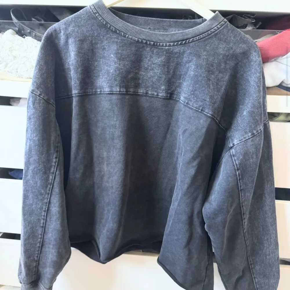 Grå sweatshirt i jeansmaterial från Zara i storlek M. Hoodies.