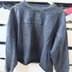 Grå Sweatshirt  - Grå sweatshirt i jeansmaterial från Zara i storlek M