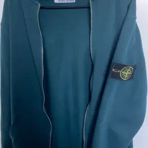 Grön stone island zip hoodie i bra skick, size M, pris kan diskuteras, skriva på dm