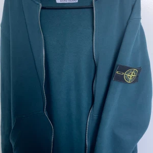 Stone island Zip hoodie - Grön stone island zip hoodie i bra skick, size M, pris kan diskuteras, skriva på dm