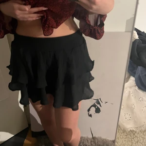 Volangkjol - Säljer denna söta volangkjol då den inte kommer till användning längre. Hög i midjan men går lätt att vika ner, mycket stretchig! Skriv om ni har frågor 🧡