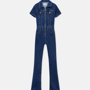Denimjumsuit  - Säljer denna superfina Denim Jumpsuit från Pull & Bear! Helt oanvänd, ligger kvar i påsen och söker en ny hem. Inga fraktkostnader ingår och jag säljer endast den för 499kr. Vid fler frågor eller bilder, hör gärna av er! 😊