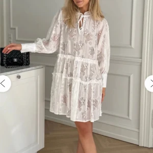 Super fin klänning från BY IC - Jag säljer nu denna super fina klänningen från BY IC då jag hittade en annan klänning. Den är aldrig använd, endast testat ett fåtal gånger! Nyskick och lappen sitter kvar, kontakta vid köp, frågor eller fler bilder!💗(nypris 899kr)