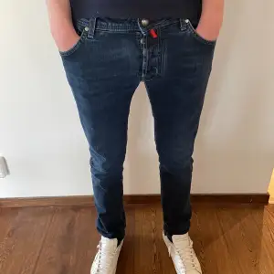 Ett par stilrena och trendiga Jacob Cohen jeans. Skicket är väldigt bra förutom att lappen längst bak är lite sliten. Jeansen är i slimfit, hör av er vid funderingar 🙌 priset går att förhandla