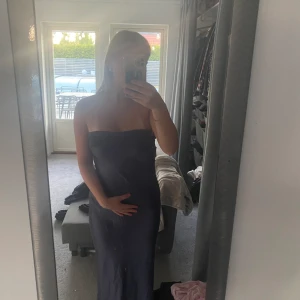 Jätte fin lång klänning!!❤️ - Säljer min fina fina balklänning som är endast använd en gång!! Fin detalj i ryggen! Säljer även likadan i svart!❤️