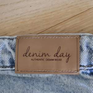 Säljer fina jeans som tyvärr är för små för mig🥲 ljusa och stentvättade🩵 strl 170! Skriv om du undrar något!😊