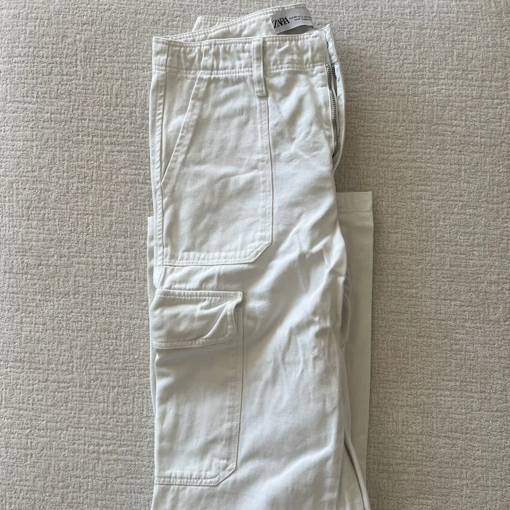 Super snygga vit beiga cargos från zara.. Jeans & Byxor.