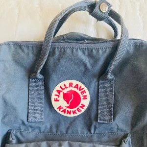 Fjällräven ryggsäck blå - Fjällräven ryggsäck blå i gott skick. Unisex. Orginalpris 1100 kr.  Kan hämtas i Lund/Staffanstorp/Malmö alternativt Södra Stockholm. Frakt ok om man står för kostanden själv. Hör av dig vid fler frågor eller bilder.