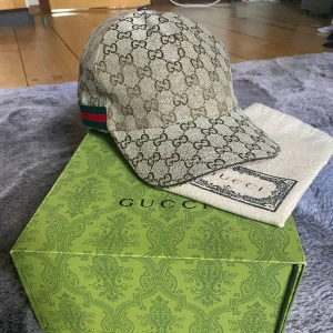 Gucci keps - Äkta, nästan oanvänd och i nyskick.  Säljer denna Gucci keps då de inte är min stil längre. Den e även för stor. Pris kan diskuteras.