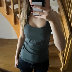 Zara linne - Säljer detta fina mörkgröna zara linnet pga att det är för stort för mig. Det står storlek S men skulle säga att det passar som en M💕💕