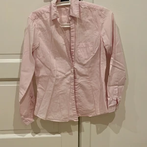 Fin rosa skjort-blus - Fin rosa skjort-blus med lite stretch och bomull. Fint skick. 