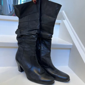 Skinnstövlar  - Svarta skinnstövlar i strl 6 1/2 uk vilket motsvarar strl 39,5!! 