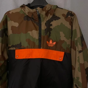 adidas tunnjacka - fin adidas jacka man kan dra åt vid midjan, priset går att diskutera så hör av er vid intresse!!