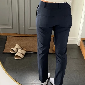 Svarta kostymbyxor strl 36 - Svarta/mörkblå low/midwaist kostymbyxor från Röhnisch i storlek 36 med små slits. Nypris ca 900. Fint skick. Använd gärna köp nu!