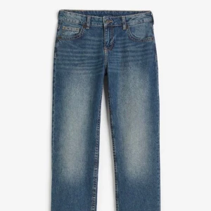 Lågmidjade jeans  - Säljer dessa lågmidjade jeansen pågrund av att dem inte kommer till användning. Enbart testade. Köpta för 300